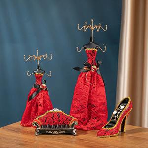 Présentoir à bijoux de style robe rouge avec un design élégant, parfait pour exposer des colliers, des bracelets et des boucles d'oreilles dans la décoration de la maison ou du magasin - Product Image 1