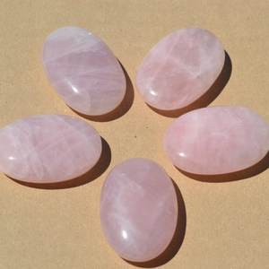 Pierre précieuse de guérison semi-précieuse en agate de quartz rose naturel pour pierre de mascotte en cristal Feng Shui en vente - Product Image 2