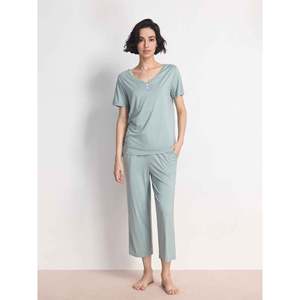 Conjunto Capri de Bambú con Encaje y Cuello en V para Mujer, Tejido de Punto Suave y Cómodo para Verano - Product Image 3