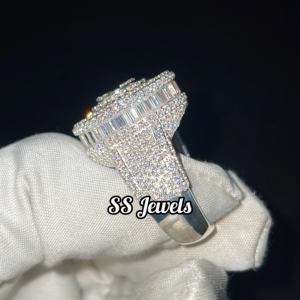 เครื่องประดับเงินแท้ 925 ชุบโรเดียม สไตล์ฮิปฮอป ประดับเพชรโมอิสซาไนต์ VVS แบบ Iced Bustdown ทรงบาแกตต์ ฝังแบบ Channel Setting น้ำหนัก 15 กรัม เหมาะสำหรับเป็นของขวัญวันครบรอบ - Product Image 6