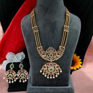 Juego de colgantes de elegancia victoriana de oro antiguo Fusión de aspecto de templo tradicional y Arte del sur de la India hecho de latón - Product Image 1