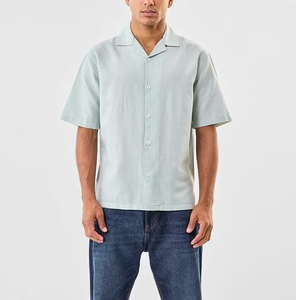 Chemise de travail ample à col cubain surdimensionnée fabriquée en usine par OEM, chemise à manches courtes boutonnée personnalisée pour homme - Product Image 2