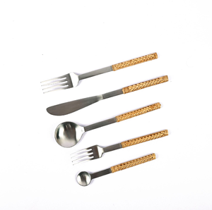 Cuillère en rotin en acier inoxydable Accessoires de cuisine de table Ensemble de couverts Prix de gros Ustensiles en acier inoxydable pour la maison - Product Image 2