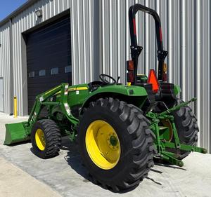 Johnn Deere 4066เมตรพร้อมตัวโหลดด้านหน้าและถังติดตั้งอย่างรวดเร็ว, เครื่องยนต์ดีเซล4x4, 66แรงม้า, 540 PTO, ผูกปม3จุด - Product Image 3
