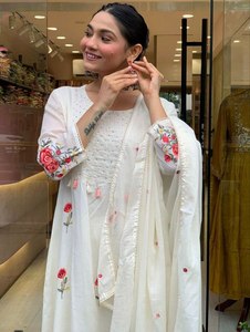 สินค้าพร้อมส่งทุกฤดูกาล ผ้าไหมชานเดรีปักลายสวยงาม โดดเด่น สีขาว คอทรงโอ เสื้อคุर्ติ/คุर्ตาสำหรับงานเทศกาล - Product Image 3