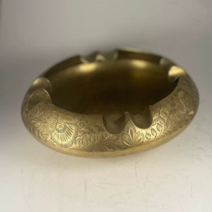 Elegante Cenicero de metal pulido con borde decorativo adecuado para bares, cafeterías y salas de entretenimiento en el hogar - Product Image 1