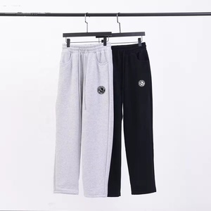 Pantalones deportivos para correr para hombre, ropa deportiva informal de corte regular, pantalones de chándal de lona transpirable, diseño de bolsillo abierto bordado - Product Image 3