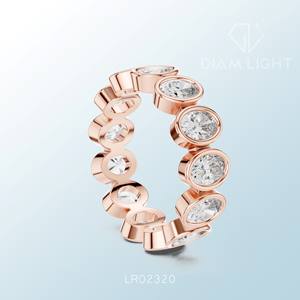 แหวนแบบคลัสเตอร์สั่งทำพิเศษ ประดับด้วยพลอยทรงรีตรงกลาง ดีไซน์ประกายระยิบระยับอย่างประณีต พร้อมความสง่างามเหนือกาลเวลา - Product Image 4