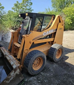 รถตักล้อยางรุ่น 1999 Case 85XT: รถตักขนาดกะทัดรัดที่ได้รับการพิสูจน์แล้ว ให้ประสิทธิภาพการทำงานที่เชื่อถือได้ในทุกวัน - Product Image 1