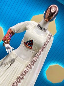 Navratri Especial Nuevo Diseñador Flona Con Encaje Trabajo Lehenga Choli Y Flona Con Pom Print Y Kodi Lace Work Dupatta - Product Image 5