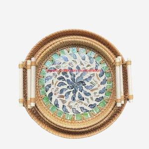 Plateau de service rond en rotin de haute qualité avec incrustation de mosaïque en nacre naturelle et poignées plateau écologique pour un usage domestique - Product Image 1