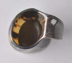 Authentique cornes à boire viking en bois naturel artisanal avec un motif unique en marbre noir et gris, style nordique traditionnel - Product Image 3