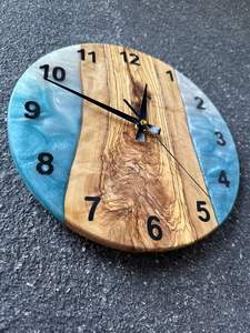 Horloge murale en bois et résine époxy faite à la main, design unique de vague marine, grain de bois naturel, calendrier en quartz, décoration intérieure en bois - Product Image 6