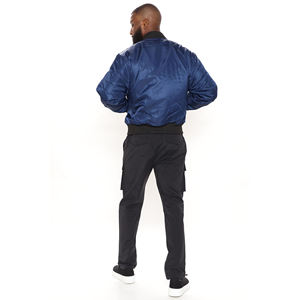 Blouson aviateur en satin de soie pour hommes de haute qualité à col montant avec logo avant design matelassé - Product Image 2