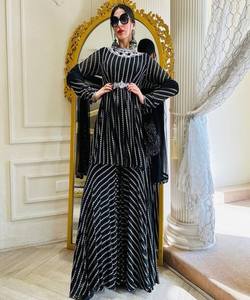 Robe de soirée en velours d'inspiration Bollywood avec broderie complexe et accents de cristal pour tapis rouge. - Product Image 1