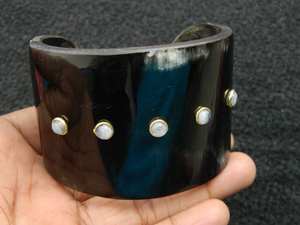 Bracelet large en corne de buffle noire écologique fait à la main avec des clous en laiton Bijoux de déclaration pour femmes - Product Image 5