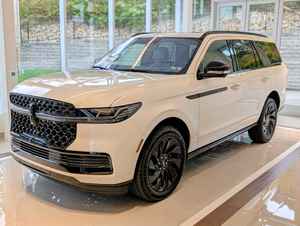 Elección Más Vendida 2025: SUV Lincoln Navigator Reserve 4WD, Motor V6 Twin-Turbo de 3.5L - Product Image 3