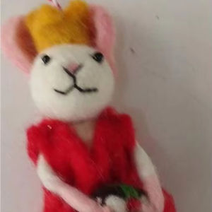 Souris en feutre en robe rouge - Product Image 1