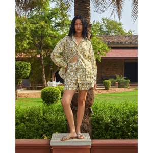 Ensemble décontracté Palm Springs Twinset : Short en jean tendance et haut court élégant pour tenues d'été - Product Image 2
