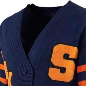 Pull en tricot personnalisé de haute qualité avec Logo Varsity hommes tricots rayé coton grec lettre décontracté Cardigan col en V hiver - Product Image 6