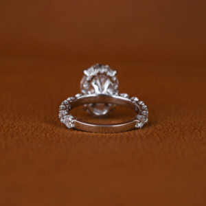 Anillo de Compromiso con Diamante Cultivado en Laboratorio de Corte Ovalado con Halo Oculto, Chapado en Oro Sólido de 14K, Certificado IGI, Estilo Moderno, Anillo de Regalo para Mujer - Product Image 4