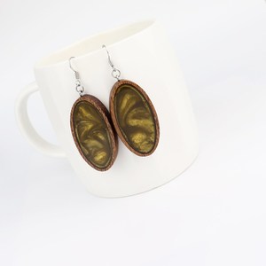 Pendientes de resina y madera de diseño de lujo a precio al por mayor Pendientes de resina de moda para mujer Pendientes de la mejor calidad para joyería - Product Image 6
