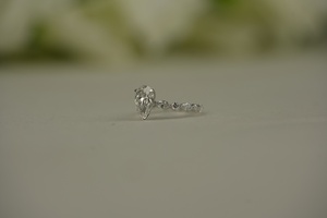 Bague de luxe en diamant cultivée en laboratoire taille poire VS1 clarté IGI SGL certifié or rose or argent vente en gros fournisseur de commande en gros - Product Image 5