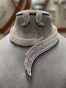 Conjunto de collar de diamantes de circonita CZ de diseñador con pendientes Acabado plateado para bodas y fiestas o regalos para mujeres y niñas - Product Image 2