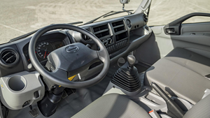 Excellente opportunité d'investissement 2024 HINO 300 3711 SC Châssis Diesel 4.0D Volant à gauche Sièges en tissu Intérieur clair BLANC - Product Image 6