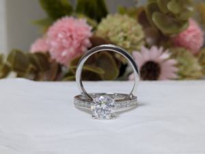 Lurba Jewels - Anillo de Compromiso de Moissanita con Corte Brillante de 2.20 Ct, Anillo de Boda con Engaste de Puntas, Oro Blanco Sólido de 10K, Lujo Cristiano - Product Image 3