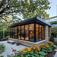 Pergola autonome à lames orientables avec structure en métal graphite et toit rigide pyramidal pour villas et jardins spacieux