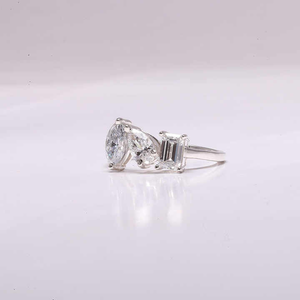 แหวนแต่งงานมอสซาไนต์ทรงแฟนซีสามเม็ด รูปทรงลูกแพร์-มาร์คีส์-มรกต ผลิตในห้องปฏิบัติการ เป็นมิตรต่อสิ่งแวดล้อม เหมาะสำหรับเป็นของขวัญ - Product Image 3