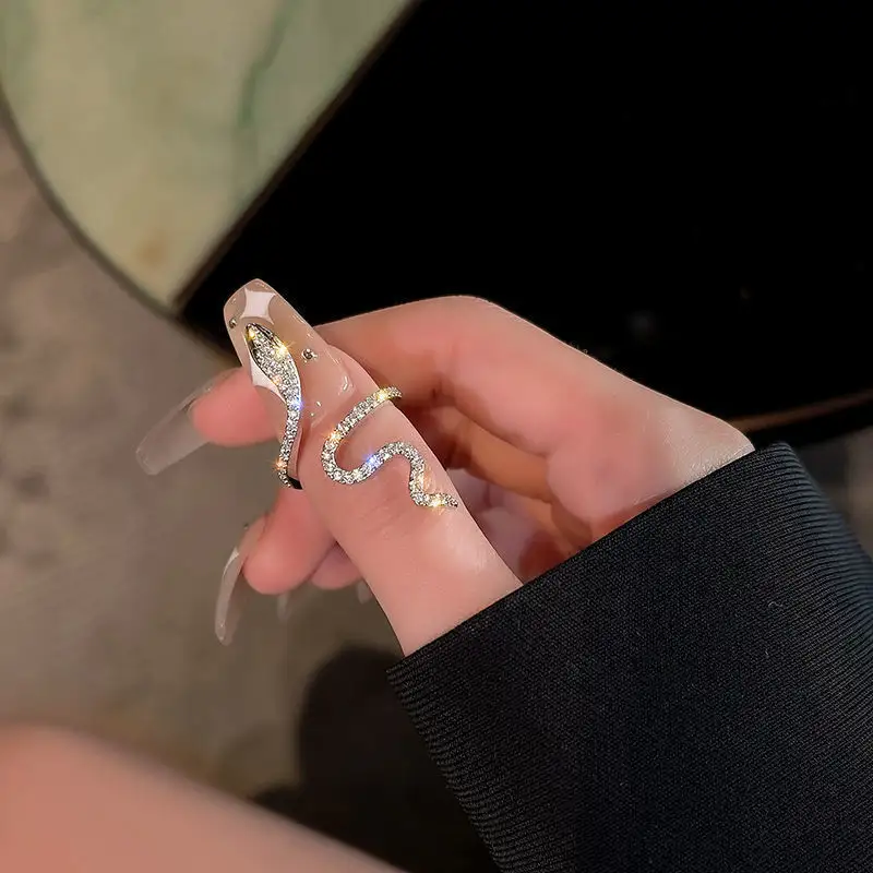 Женское кольцо со змеиным кольцом