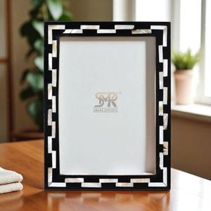 Marco de Fotos Moderno con Incrustaciones de Resina de Hueso, Diseño de Punta de Pie Perlado Hecho a Mano, con Opciones para Mesa y Pared - Product Image 1