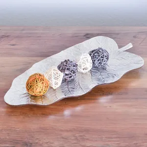 Plateau en métal fait à la main avec design royal traditionnel Plateau en métal fait main de qualité supérieure pour les événements de fête modernes plaqué Zahid exporte en toute sécurité - Product Image 1