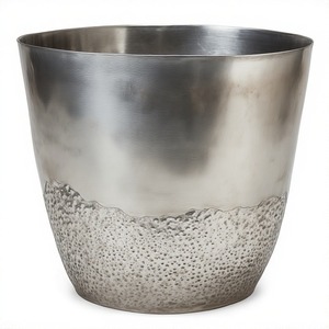 Jardinière ronde martelée Frostveil en argent poli faite pour les salons contemporains et le style de jardin raffiné - Product Image 1