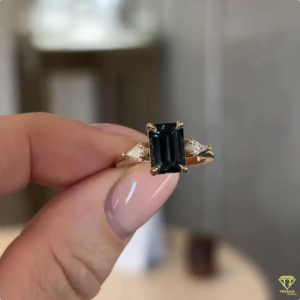 Bague de fiançailles Moissanite taille émeraude verte avec cerf-volant pierres latérales griffe broche ensemble bague de mariage, cadeau personnalisé - Product Image 4