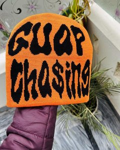 Nouveau Bonnet tricoté d'hiver unisexe Patch en cuir personnalisé Chapeaux OEM chauds avec logo Vente en gros de motifs de caractères Prix bon marché Bonnets personnalisés - Product Image 1