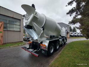 Camión Mezclador de Concreto VOLVO FMX/430 8X4, Transmisión Automática I-SHIFT de 16 Velocidades, Motor ZF/HSM7 de 460HP 338KW, Color Blanco - Product Image 3