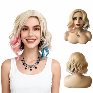 Perruques de cosplay KASTE Enid, fabriquées à la machine, en fibre haute température, ondulées, densité 150%, avec bonnet en filet rose, pour la série télévisée La Famille Addams - Product Image 1