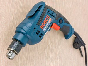 Taladro Rotatorio Profesional con Cable GBM 10 RE, Motor de 600 W, 2600 RPM, Sin Llave, Diámetro de Perforación de Metal de 10 mm, Alta Precisión, Fijo - Product Image 3