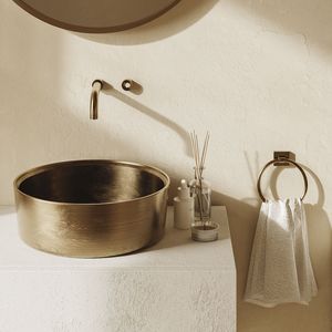 Évier en laiton au design minimaliste pour un style de salle de bain contemporain, offrant la simplicité avec une élégance métallique - Product Image 6