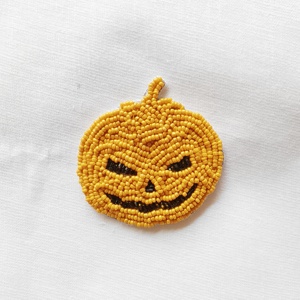 Pinces à cheveux brodées perlées et pailletées feuille d'érable aux couleurs automnales idéales pour les concepteurs d'accessoires capillaires - Product Image 2