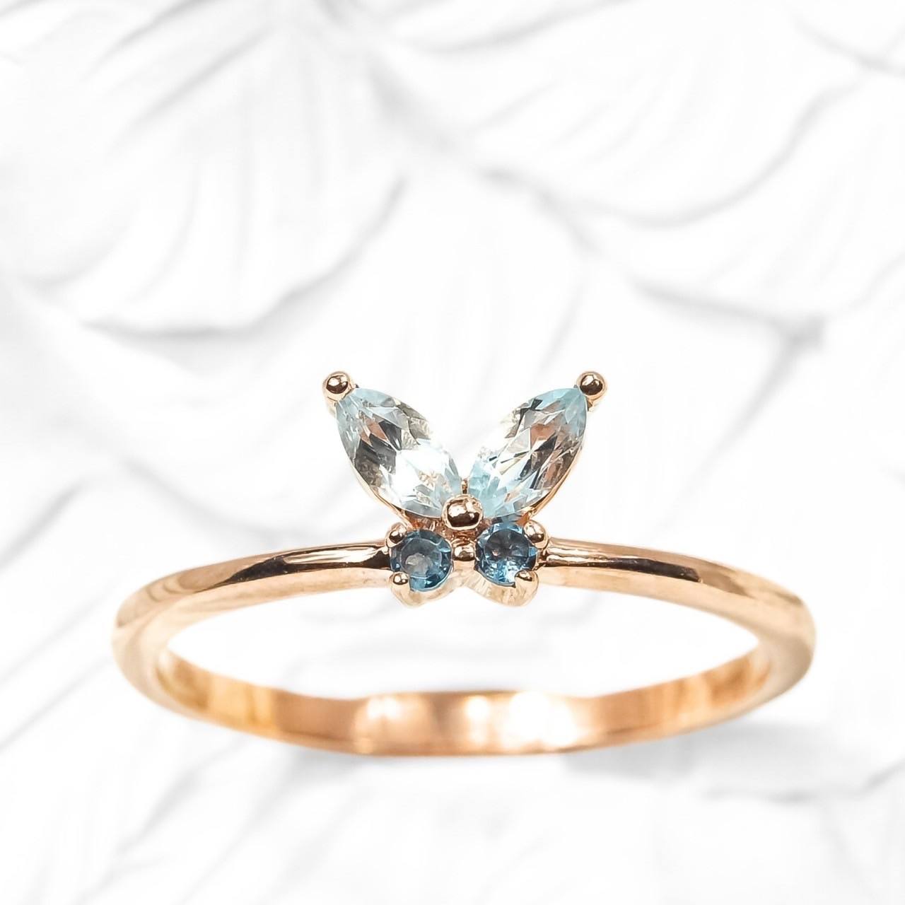 Toapz สีน้ำเงิน (mq.) + ไพลินสีน้ำเงิน (บนถนน)