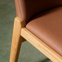 Chaise de bistrot XY pour restaurant, structure en bois massif, fauteuil rembourré en cuir, dossier incurvé, design doux