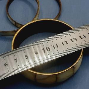 Elegantes brazaletes y pulseras de cuerno con intrincados detalles hechos a mano, ligeros, cómodos y para uso diario o festivo - Product Image 1