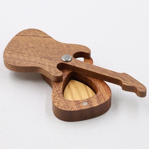 Boîte en <span class=keywords><strong>bois</strong></span> en forme <span class=keywords><strong>de</strong></span> <span class=keywords><strong>guitare</strong></span>, boîte <span class=keywords><strong>de</strong></span> rangement pour médiators <span class=keywords><strong>de</strong></span> <span class=keywords><strong>guitare</strong></span> pour 4 médiators, étui à médiators en <span class=keywords><strong>bois</strong></span> exotique pour guitaristes - Product Image 5