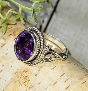 Anillo Fino Hecho a Mano en Plata 925 para Mujer con Gema de Amatista de Corte Ovalado, Fuente Directa, Estilo Bohemio, Engaste en Bisel - Product Image 3