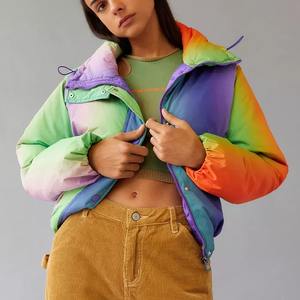 Venta al por mayor de chaqueta de invierno gruesa profesional de las mujeres de color del arco iris personalizado impreso Stand Bubble Puffer Golden Zip-up largo recubierto - Product Image 4