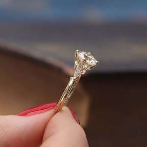 Bague de fiançailles vintage en moissanite ronde incolore de 1,69 carat, style ancienne mine, sertie à griffes en platine PT950, sans nickel, pour femme - Product Image 2